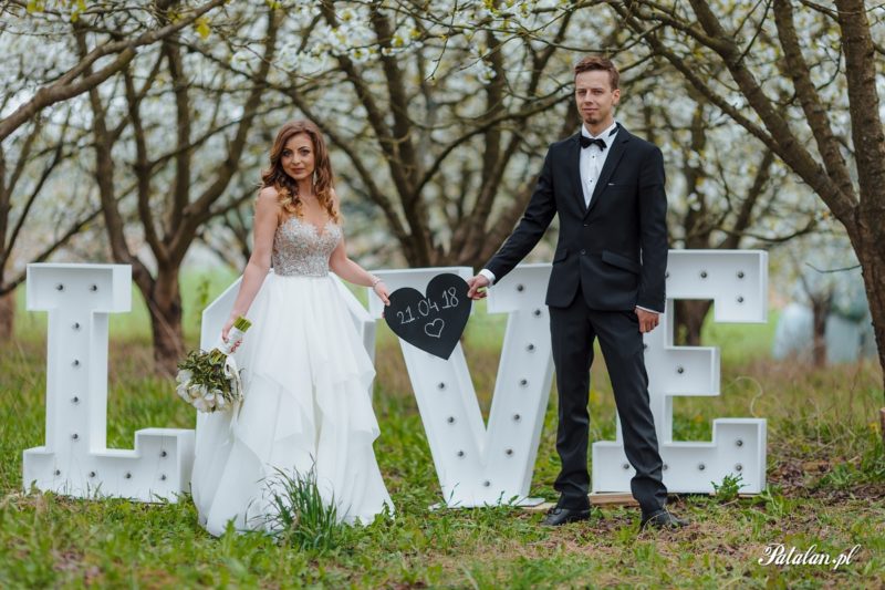 napis LOVE na wesele, świecący napis love miłość, plener ślubny, poślubny plener sesja zdjęciowa ślubna, dekoracja na plenerze ślubnym, plener ślubny łomża, fotograf łomża, fotograf ślubny kolno, fotograf zambrów
