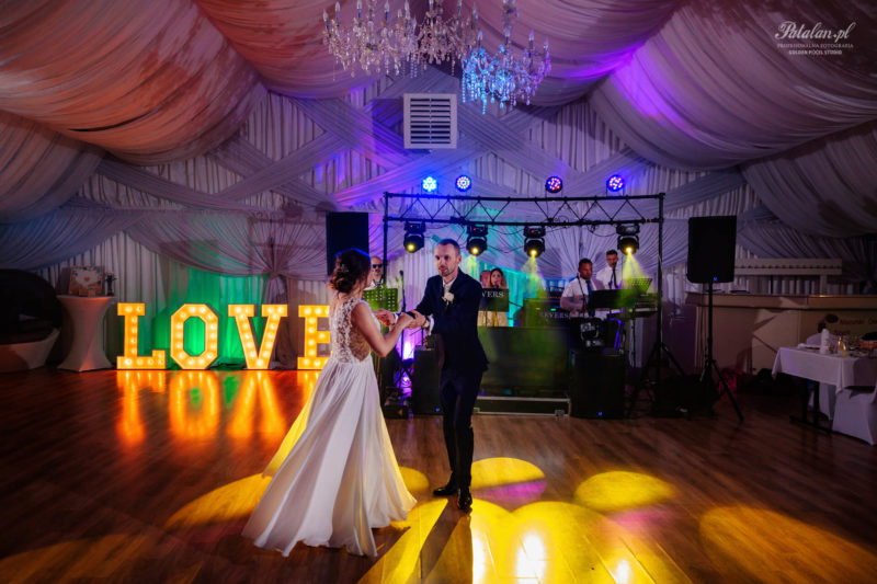 Fotografia ślubna Łomża Kolno fotograf na ślub wesele Zambrów suknia slubna plenr slubny napis love